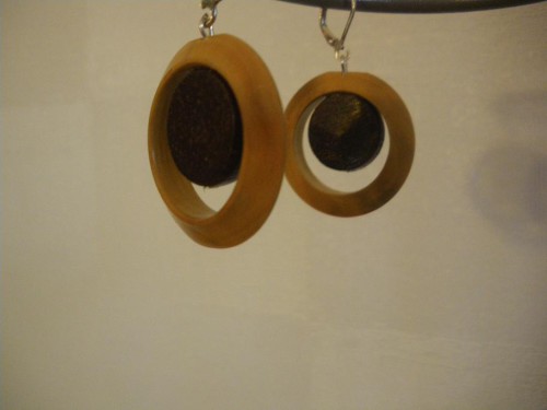 boucles d'oreilles en buis et bois exotique ,diamètre 31mm 20€